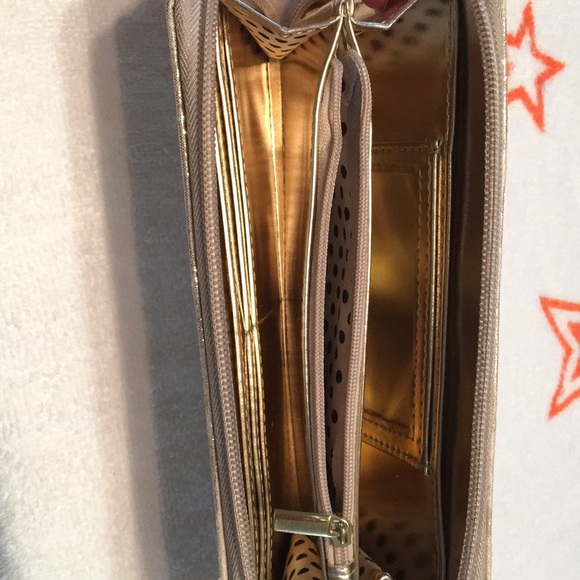 Madden Girl LOVE shiny gold wallet. - Picture 3 of 8